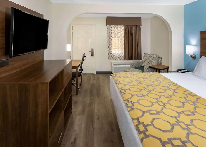 Motel: Baymont By Wyndham Biloxi - Ocean Springs